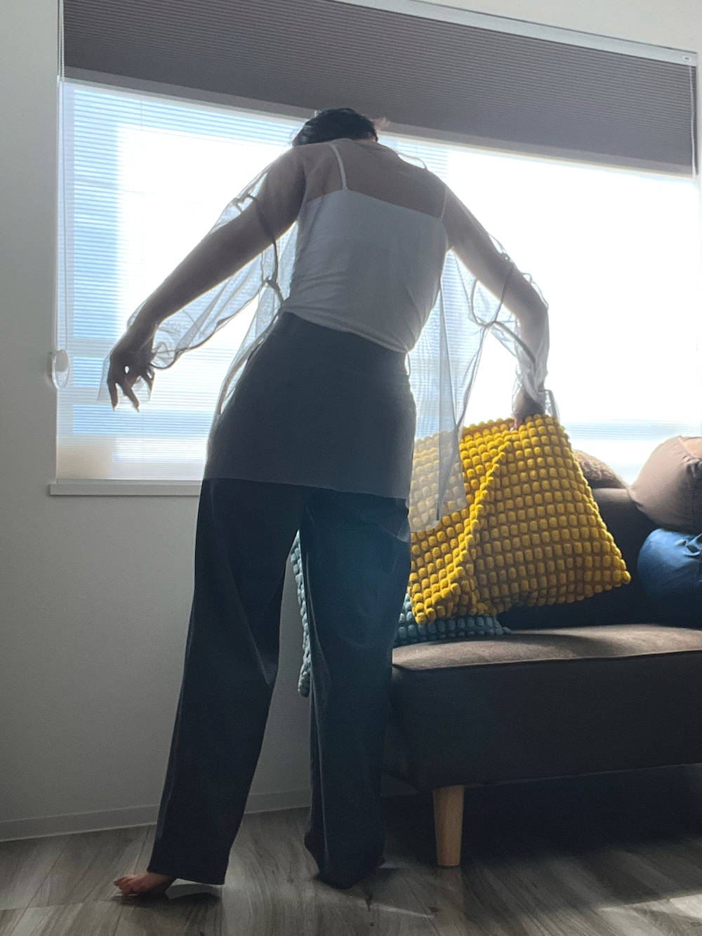 グレー系のTシャツ/カットソーを着用したレディースの秋コーディネートの2枚目の写真