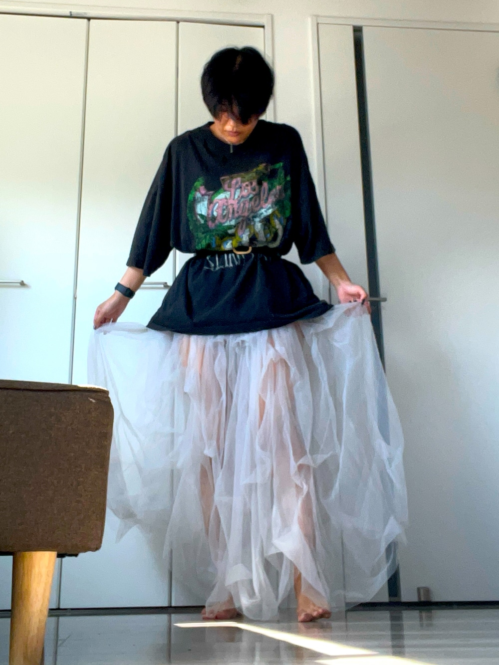 ブラック系のTシャツ/カットソー、グレー系のスカートを着用したレディースの夏コーディネートの2枚目の写真