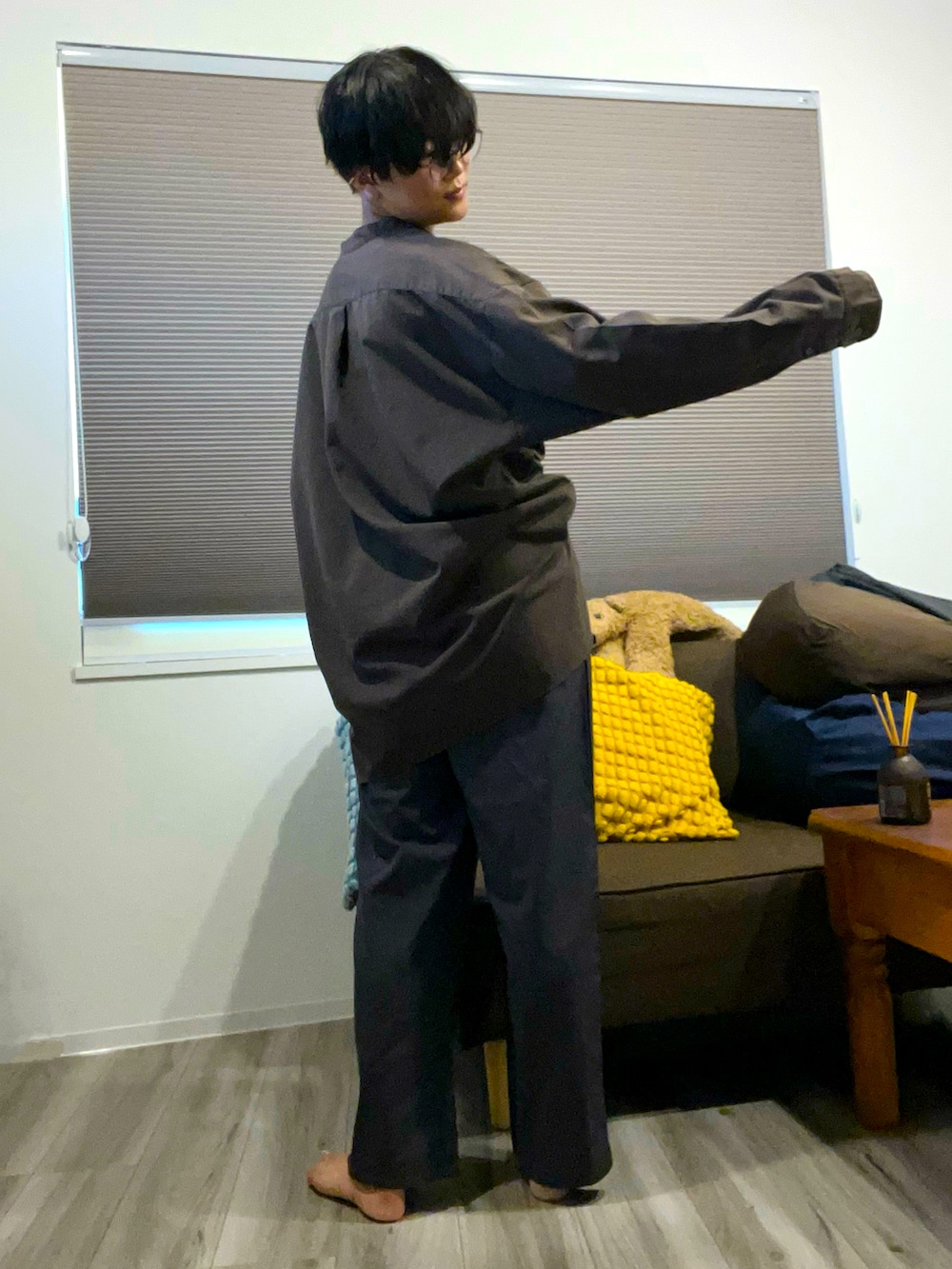 ブラウン系のシャツ/ブラウス、グレー系のテーラードジャケット、ブラウン系のメガネを着用したレディースの秋コーディネートの2枚目の写真