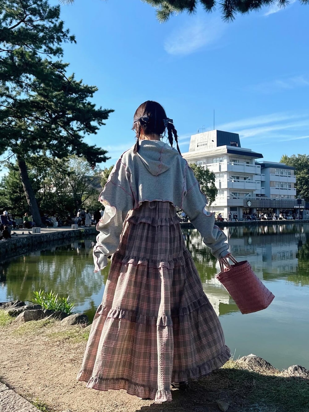 「重ね着ベストシーズン、WEARyouthコーデ、カラフルコーデ、ティアードスカート、秋冬コーデ、低身長女子、秋服コーデ、スニーカーコーデ、キャミワンピース、チェックスカート、ピンクコーデ、フレアスカート、ゆるコーデ、ショート丈トップス、カジュアルガーリー」｜「Alley by w closetの【お気に入り数3.4万人突破 / Alley】フリルティアードキャミワンピース（ワンピース、ピンク系）」を使った、ともかさん（レディース・153cm）の秋コーディネートの2枚目の写真