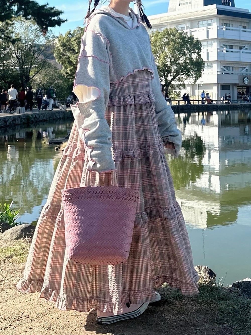 「重ね着ベストシーズン、WEARyouthコーデ、カラフルコーデ、ティアードスカート、秋冬コーデ、低身長女子、秋服コーデ、スニーカーコーデ、キャミワンピース、チェックスカート、ピンクコーデ、フレアスカート、ゆるコーデ、ショート丈トップス、カジュアルガーリー」｜「Alley by w closetの【お気に入り数3.4万人突破 / Alley】フリルティアードキャミワンピース（ワンピース、ピンク系）」を使った、ともかさん（レディース・153cm）の秋コーディネートの3枚目の写真