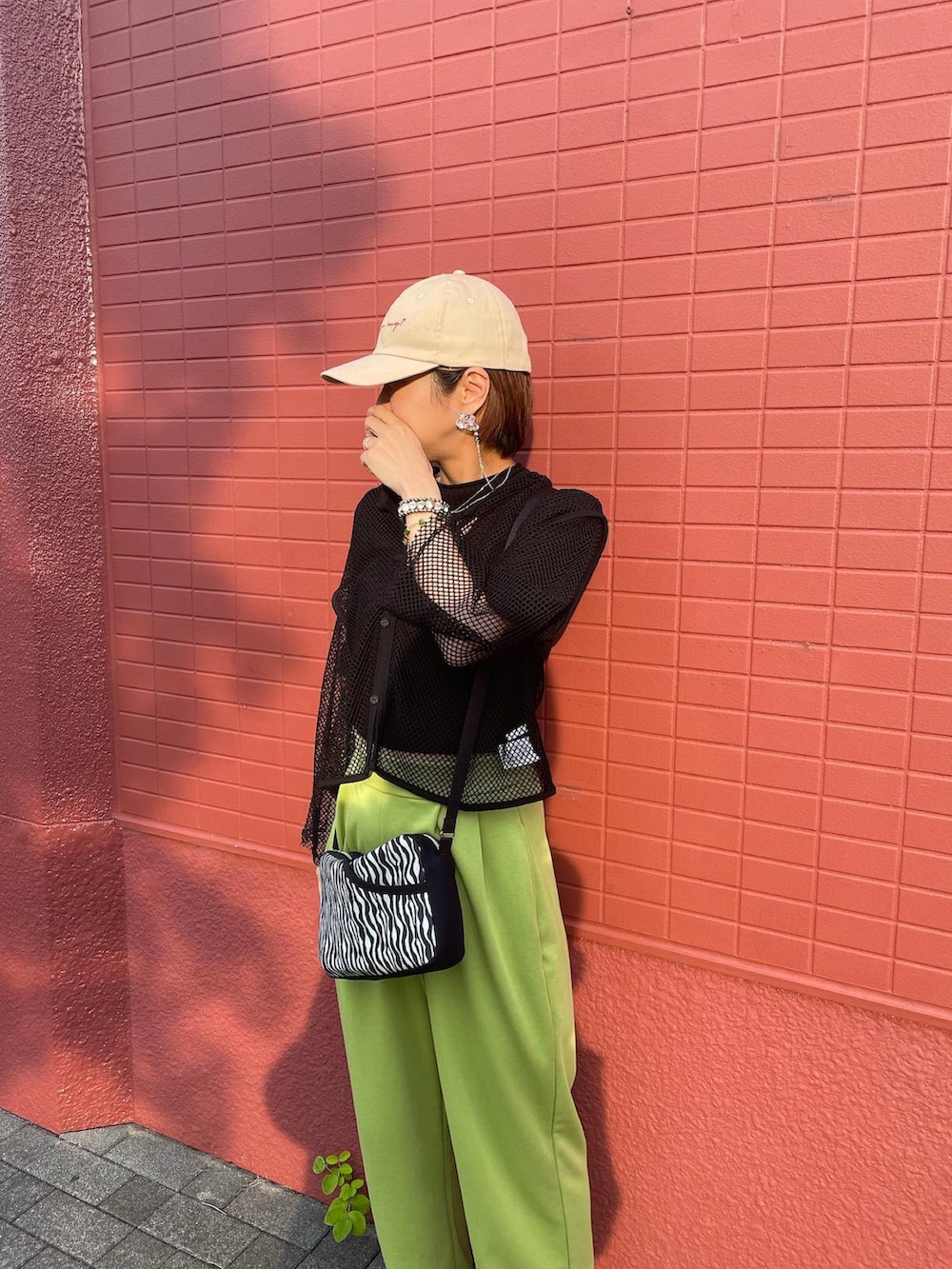 「カジュアルスタイル、休日コーデ、カラーコーデ、カラーパンツ、しまむら、メッシュ、キャップ、プチプラ、プチプラコーデ、ラクチンコーデ、イエロー、オトナカジュアル、黒、カーディガン、スウェットパンツ」｜「佐渡潜水のアイテム（ショルダーバッグ、ホワイト系）」を使った、tink0804さん（レディース・157cm）の夏コーディネートの2枚目の写真