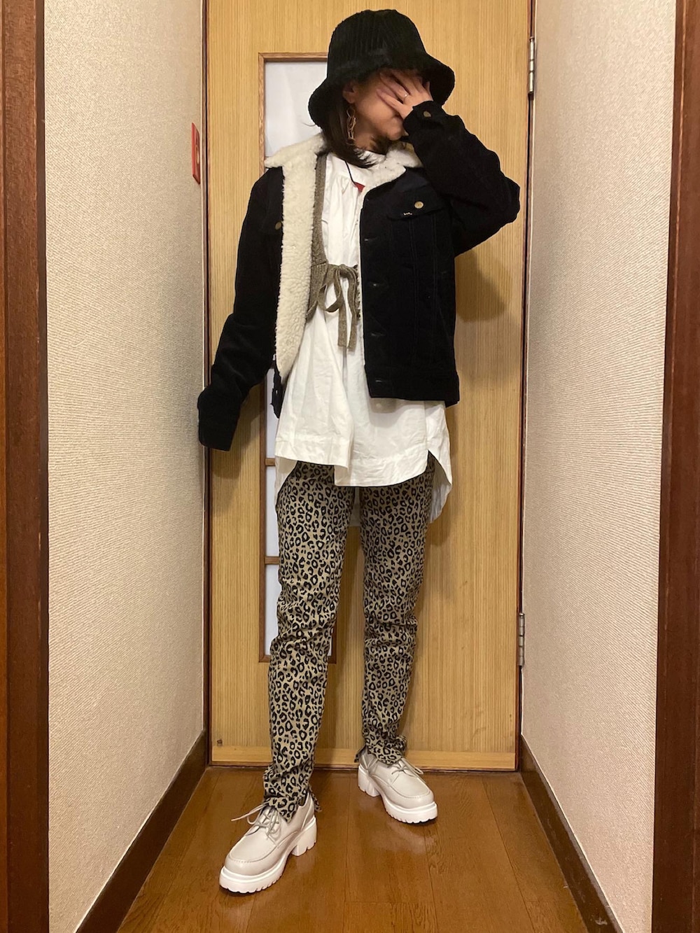 ホワイト系のスニーカー、ベージュ系のその他パンツ、ホワイト系のシャツ/ブラウスを着用したレディースの冬コーディネートの3枚目の写真