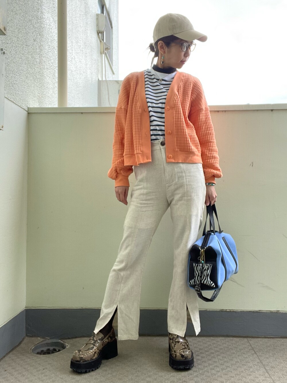 「オトナカジュアル、パンツスタイル、デニムジャケット、スリット、カラーコーデ、オレンジ、ボーダー、プチプラ、プチプラコーデ、アニマル柄、厚底シューズ、SLY、AZUL by moussy、ボーダートップス、CAP」|「SLYのPLATFORM ローファー/プラットフォームローファー(ローファー、その他)」を使った、tink0804さん(レディース・157cm)の春コーディネートの2枚目の写真
