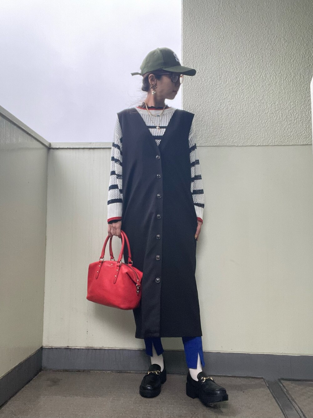 「春コーデ、カラーパンツ、プチプラ、ブルー、レッド、メッシュ、ジレ、カジュアル、ボーダートップス、プチプラコーデ、プチプラのあや、厚底シューズ、大人カジュアル、ごきげんウィーク、今日のコーデ」｜「SHEINのアイテム（パンツ、ブルー系）」を使った、tink0804さん（レディース・157cm）の春コーディネートの2枚目の写真