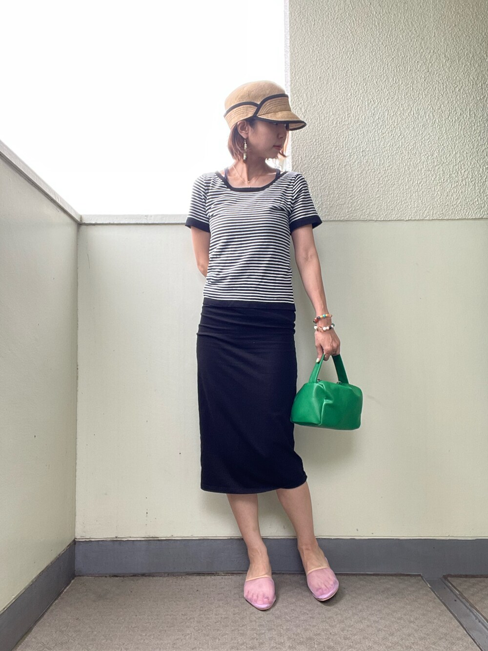 パープル系のサンダル、ブラック系のワンピース/ドレス、ブルー系のベストを着用したレディースの夏コーディネートの2枚目の写真