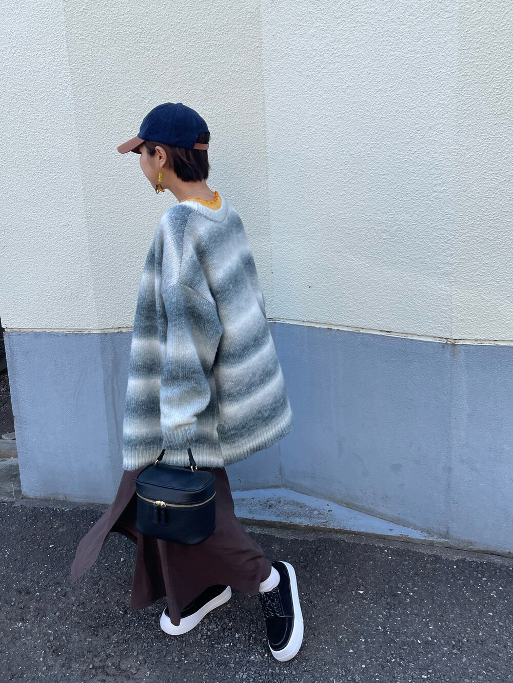 「ストリート、春服デビュー宣言、春服みてみて、グラデーション、帽子、ワンピース×スニーカー、ワンピース、しまむら、オトナカジュアル、ゆるコーデ、スニーカーコーデ、カラーコーデ、ブラウン、CAP、メンズライク」｜「WHO'S WHO galleryの【SLOPPY/スロッピー】ボリュームスニーカー（スニーカー、ブラック系）」を使った、tink0804さん（レディース・157cm）の春コーディネートの2枚目の写真