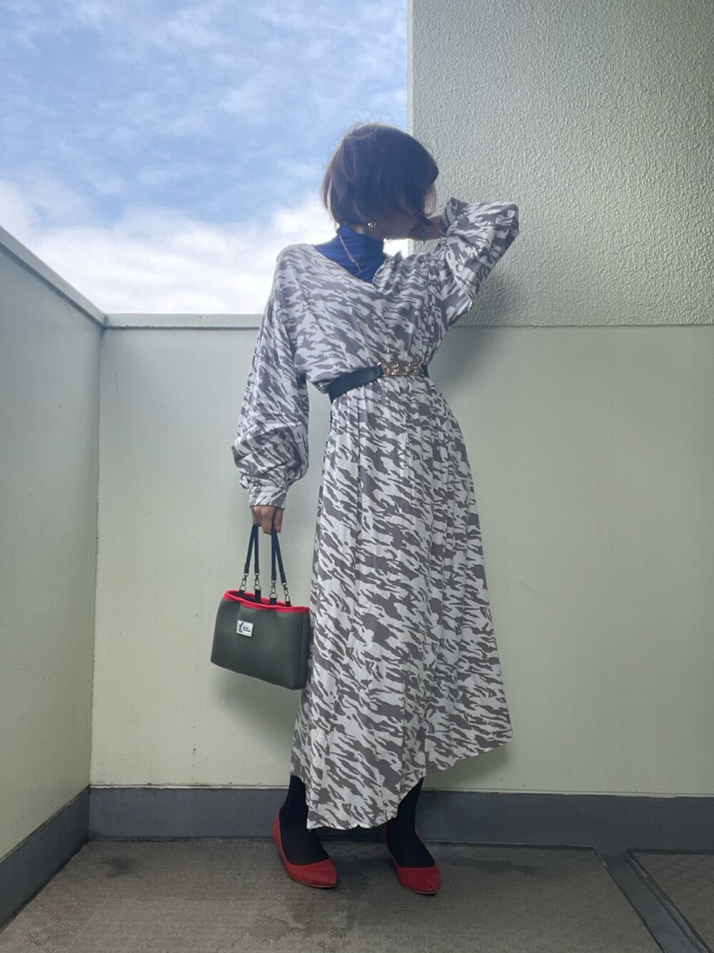 その他のワンピース、レッド系のパンプス、グリーン系のバッグを着用したレディースの夏コーディネートの2枚目の写真