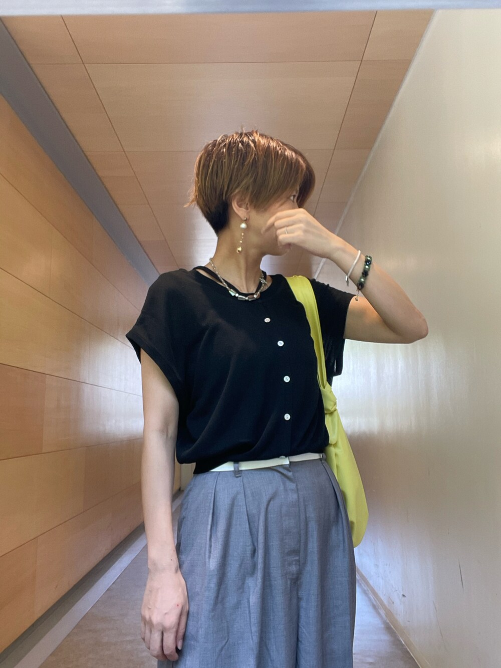 「きれいめカジュアル、オトナカジュアル、夏、参観日コーデ、大人カジュアル、シアートップス、スラックス、スラックスパンツ、グレー、キレイめ、パンツスタイル、シンプル、カーディガン、サマーニット、シアー」｜「fifthの前後2way半袖シアーカーディガン（カーディガン/ボレロ、ブラック系）」を使った、tink0804さん（レディース・157cm）の夏コーディネートの2枚目の写真