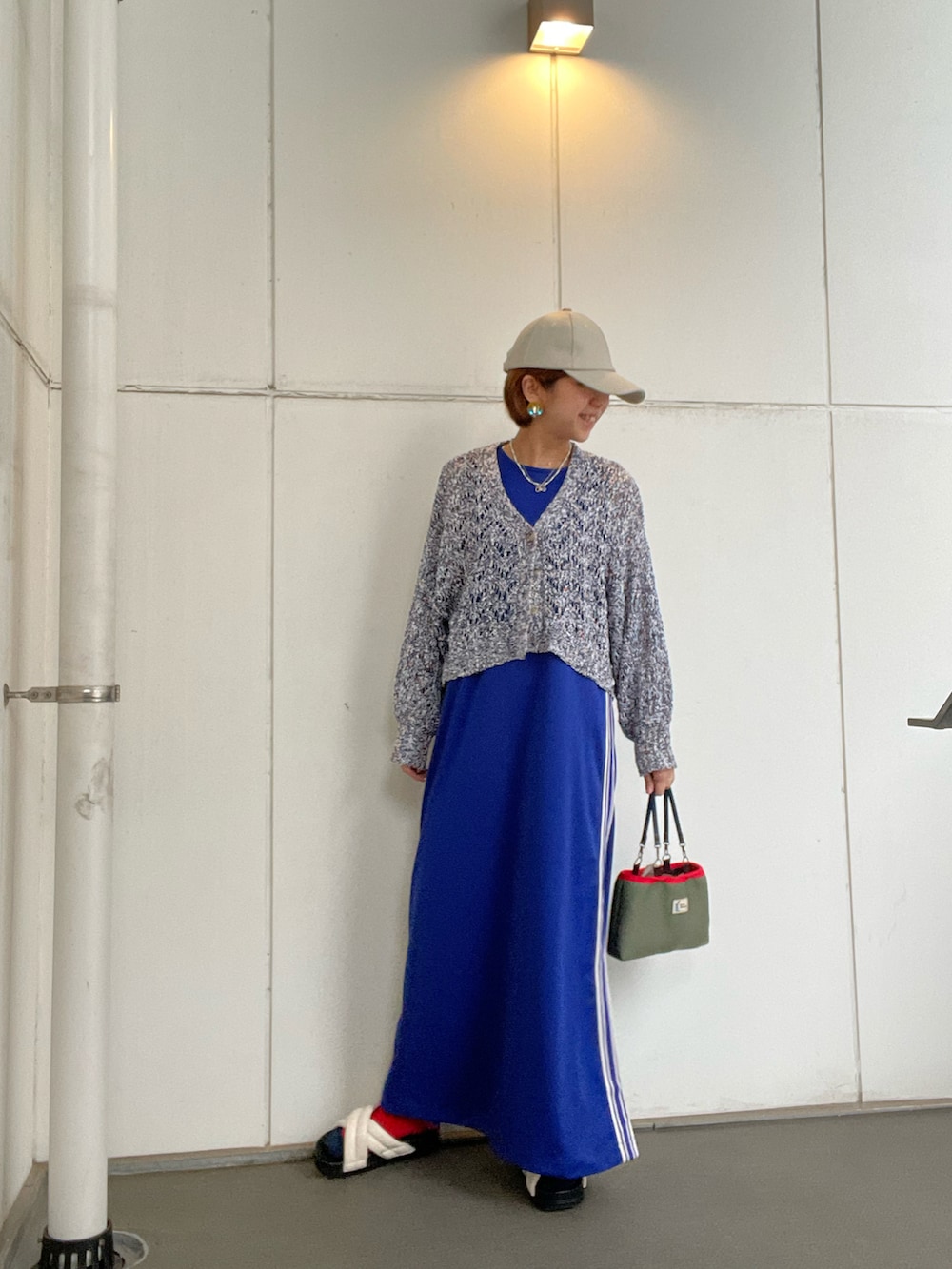 「夏服、ラクチンコーデ、カジュアルコーデ、ワントーンコーデ、サイドライン、リラックススタイル、カラーコーデ、キャップ女子、厚底シューズ、スポーツミックス、今日のコーデ、ショートヘア、初夏コーデ、メンズライク、ブルーコーデ」｜「佐渡潜水のアイテム（バッグ、グリーン系）」を使った、tink0804さん（レディース・157cm）の夏コーディネートの2枚目の写真