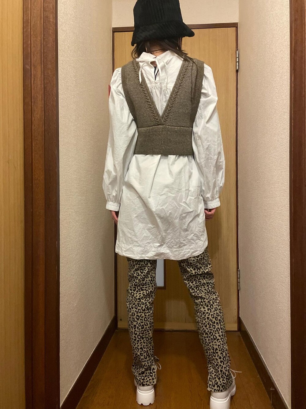 ホワイト系のスニーカー、ベージュ系のその他パンツ、ホワイト系のシャツ/ブラウスを着用したレディースの冬コーディネートの2枚目の写真