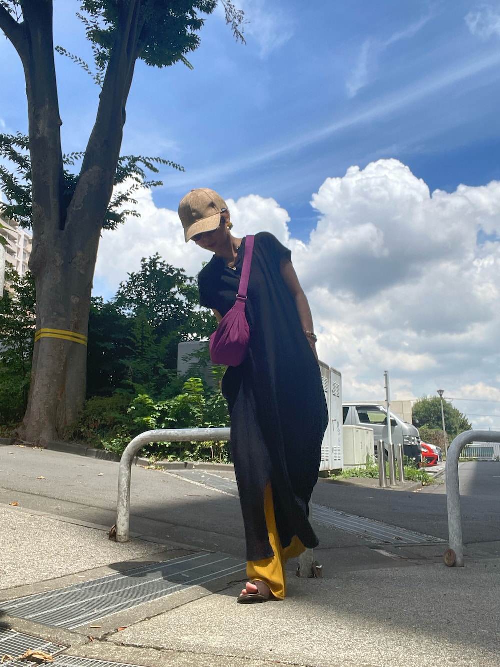 「大人カジュアル、ワンピース、黒ワンピ、リブパンツ、GU、ユニクロ、オトナカジュアル、レイヤードスタイル、レイヤード、着回しコーデ、カラーコーデ、カラーパンツ、夏コーデ、サングラス、ワンピーススタイル」｜「UNIQLOのアイテム（ショルダーバッグ、パープル系）」を使った、tink0804さん（レディース・157cm）の夏コーディネートの2枚目の写真