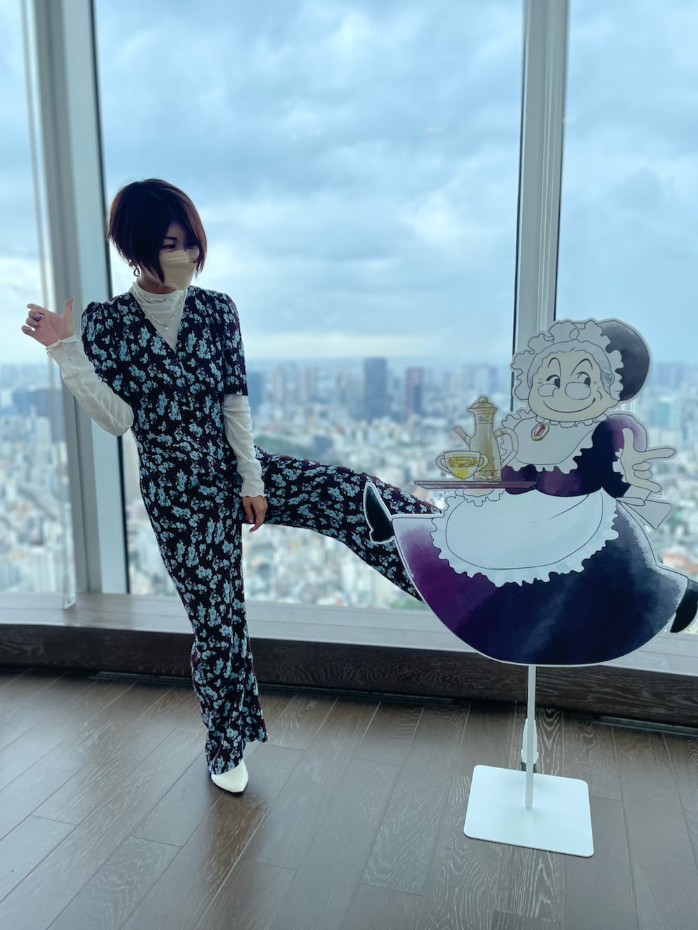 「ジャンプスーツ、花柄、休日スタイル、お出かけコーデ、キルティング、ブーツ、オトナカジュアル、オトナ女子、秋、しまむら、Kastane、プチプラ、プチプラコーデ、デニムバッグ、ショートヘア」｜「Kastaneの配色花柄ジャンプスーツ（つなぎ/オールインワン、ブラウン系）」を使った、tink0804さん（レディース・157cm）の秋コーディネートの3枚目の写真