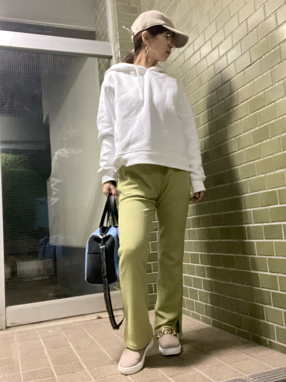 「SPINNS、GU、フレアパンツ、チェック、スウェット、しまむら、パーカー、春、キャップ、帽子、ダテメガネ、Lucida、スリッポン、黄緑、カラーパンツ」|「Lucidaの【Altair】♯スリッポンスニーカー(スニーカー、その他)」を使った、tink0804さん(レディース・157cm)の春コーディネートの2枚目の写真