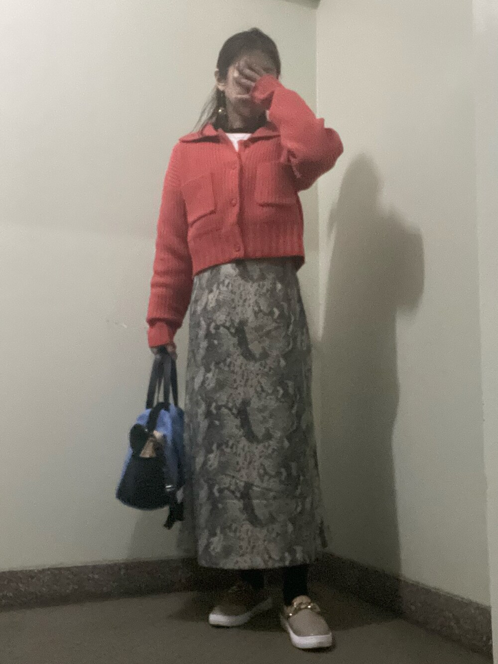 その他のスニーカー、その他のスカート、ホワイト系のトップスを着用したレディースの春コーディネートの2枚目の写真