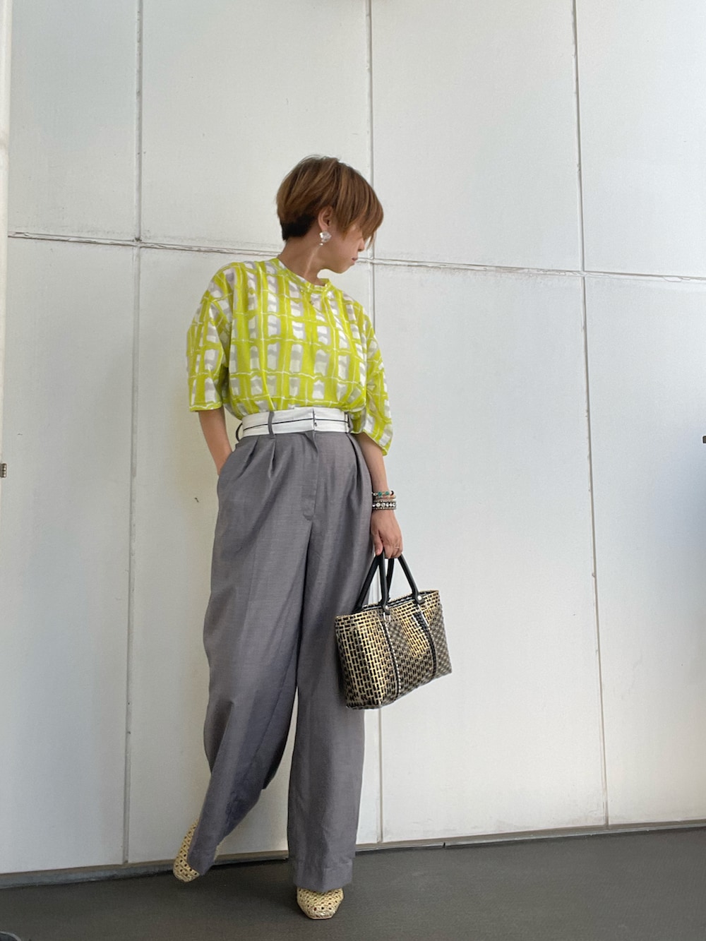 「お出かけコーデ、夏コーデ、大人女子、着回しコーデ、柄シャツ、スラックス、キレイめ、オトナカジュアル、グレー、イエロー、シアートップス、骨格ウェーブ、アラフォー、大人カジュアル、黄色」｜「Chicoのダブルタックスラックスパンツ（スラックス、グレー系）」を使った、tink0804さん（レディース・157cm）の夏コーディネートの2枚目の写真