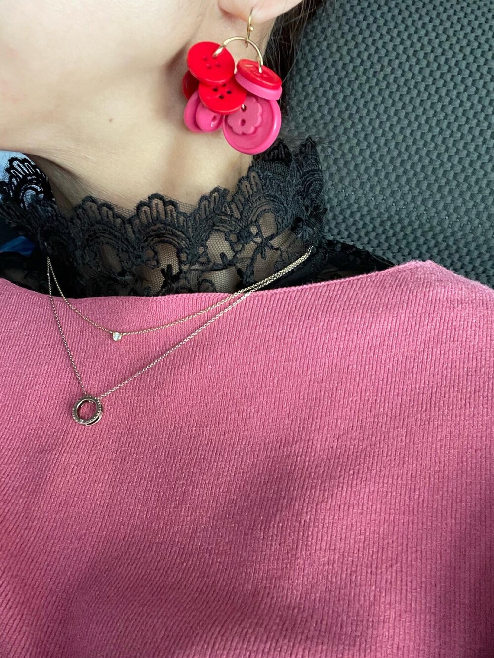 ホワイト系のオールインワン・サロペット、その他のローファー、ピンク系のニット/セーターを着用したレディースの冬コーディネートの4枚目の写真