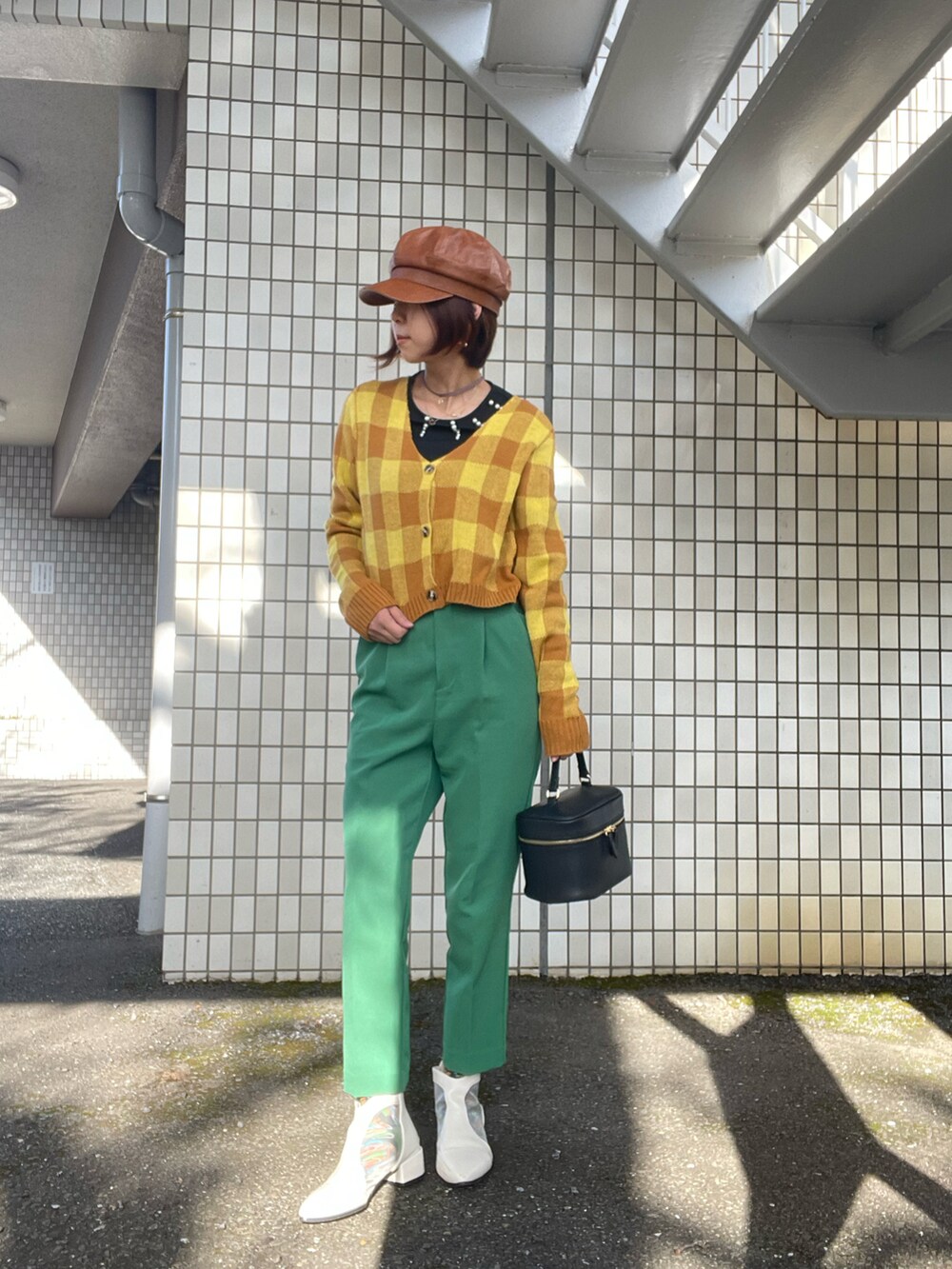 「靴下、パンツスタイル、カラーコーデ、大人カジュアル、レイヤードスタイル、ブーツ、きれいめカジュアル、プチプラ、バニティバッグ、カーディガン、ベロア、秋冬コーデ、カラーパンツ、グリーン、キャスケット」｜「DISCOATのスタイルアップテーパードパンツ（その他パンツ、オレンジ系）」を使った、tink0804さん（レディース・157cm）の冬コーディネートの2枚目の写真