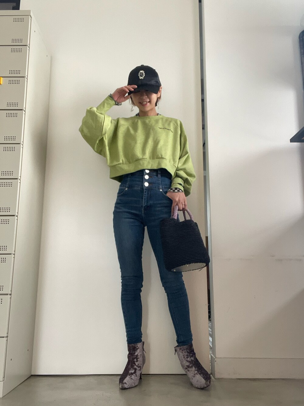 ブルー系のデニムパンツ、グレー系のMA-1、グリーン系のスウェットを着用したレディースの春コーディネートの2枚目の写真