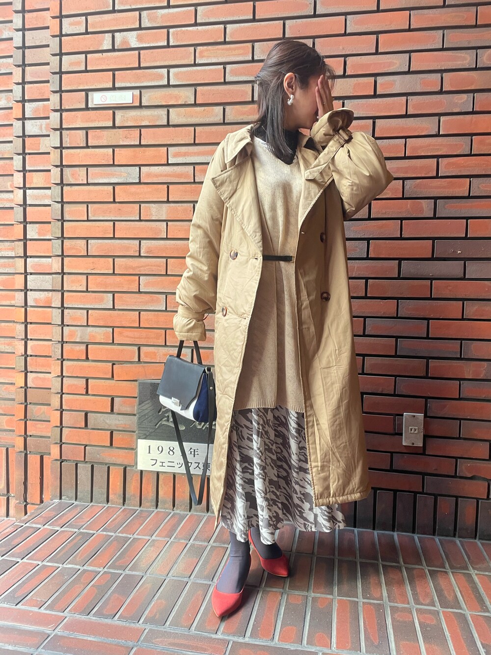 レッド系のパンプス、その他のワンピース、ベージュ系のニット/セーターを着用したレディースの春コーディネートの3枚目の写真