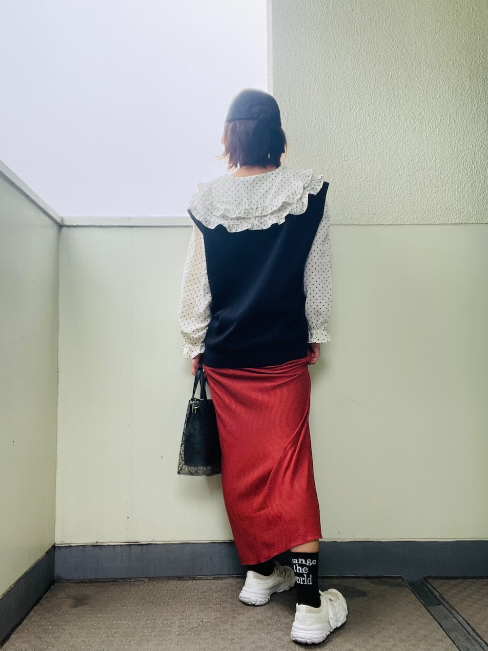 「しまむら、しまむらコーデ、ロゴ、靴下×スニーカー、ナロースカート、ベスト、レイヤードスタイル、水玉、ブラウス、GU、アベイル、プチプラ、プチプラコーデ、オレンジ、ホワイト」｜「Availのアイテム（バッグ、ブラック系）」を使った、tink0804さん（レディース・157cm）の秋コーディネートの2枚目の写真
