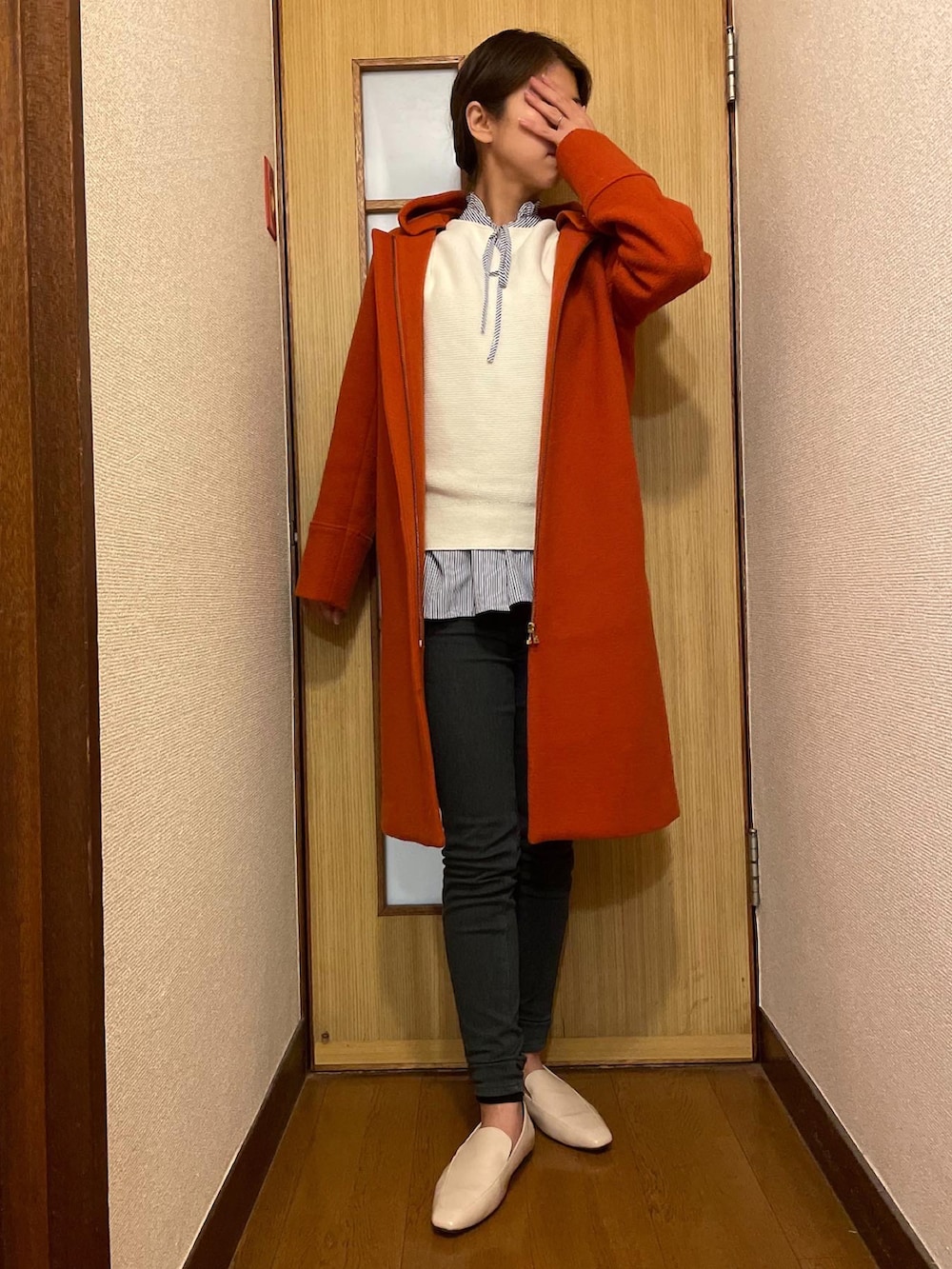 ホワイト系のシューズ、グレー系のパンツ、ホワイト系のニット/セーターを着用したレディースの冬コーディネートの2枚目の写真