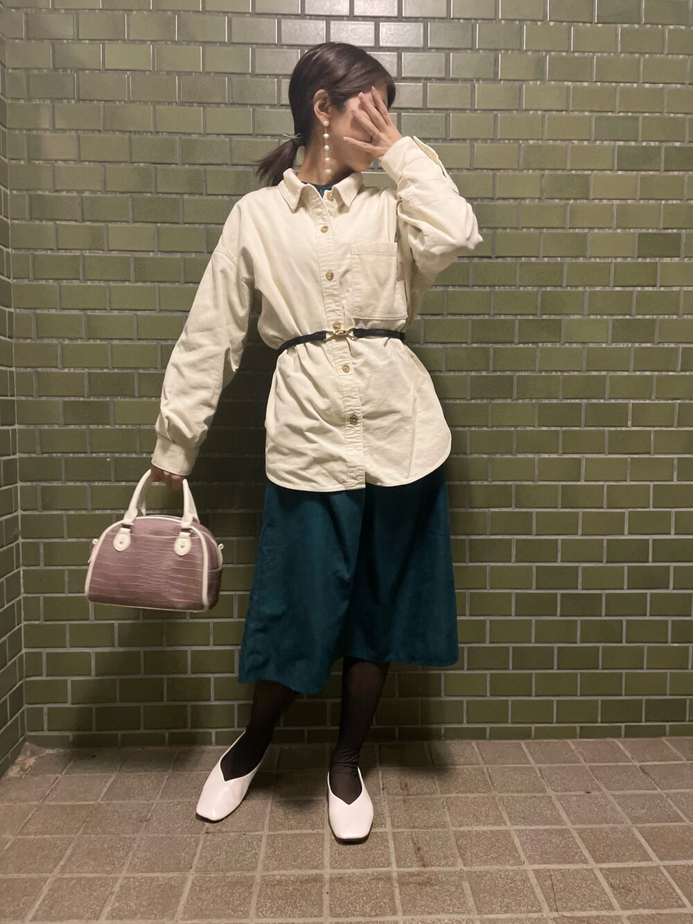 ホワイト系のシューズ、グリーン系のワンピース/ドレス、ブラウン系のバッグを着用したレディースの春コーディネートの2枚目の写真