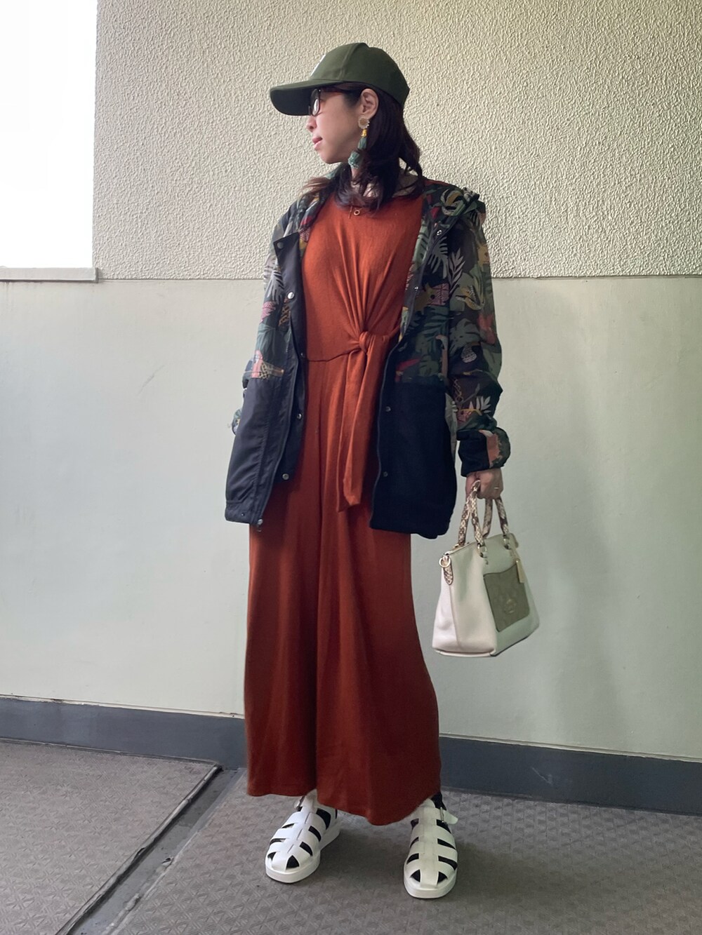 「プチプラ、春コーデ、ごきげんウィーク、大人カジュアル、サンダル、オールインワン、レイヤードスタイル、プチプラコーデ、ブラウン、メッシュ、春アウター、CAP、大人女子、BANANA REPUBLIC、COACH」｜「Banana Republicのリブドルマンスリーブ ジャンプスーツ（つなぎ/オールインワン、その他）」を使った、tink0804さん（レディース・157cm）の春コーディネートの2枚目の写真