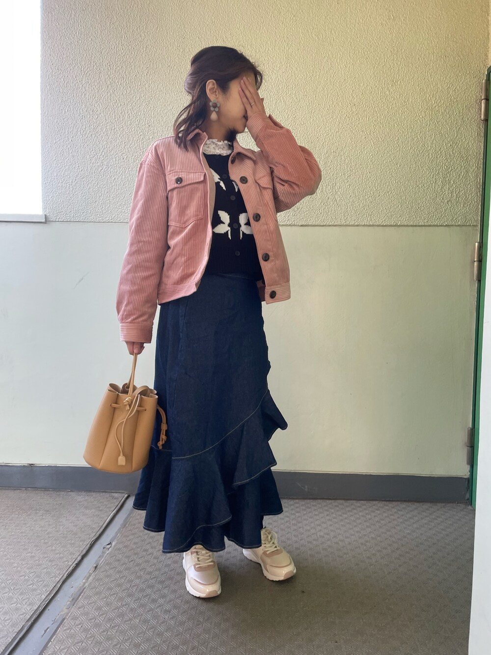 デニムスカートを使った「コーデュロイジャケット」の人気ファッション