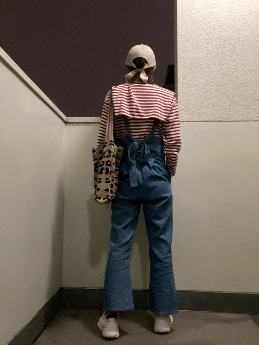 ブルー系のサロペット/オーバーオール、ホワイト系のシューズ、ブラウン系のバッグを着用したレディースの春コーディネートの3枚目の写真