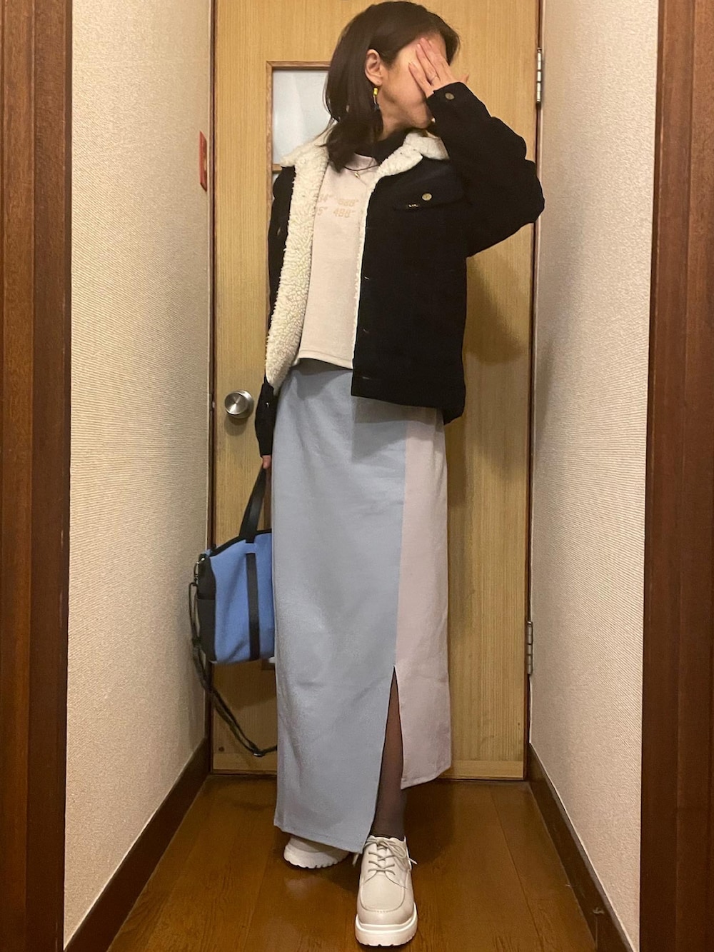 「白スニーカー、レースアップシューズ、アシメスカート、コーデュロイジャケット、プルオーバー、付け襟、フェイクタイツ、バイカラー、アラフォー」|「しまむらのアイテム(スニーカー、ホワイト系)」を使った、tink0804さん(レディース・157cm)の冬コーディネートの2枚目の写真