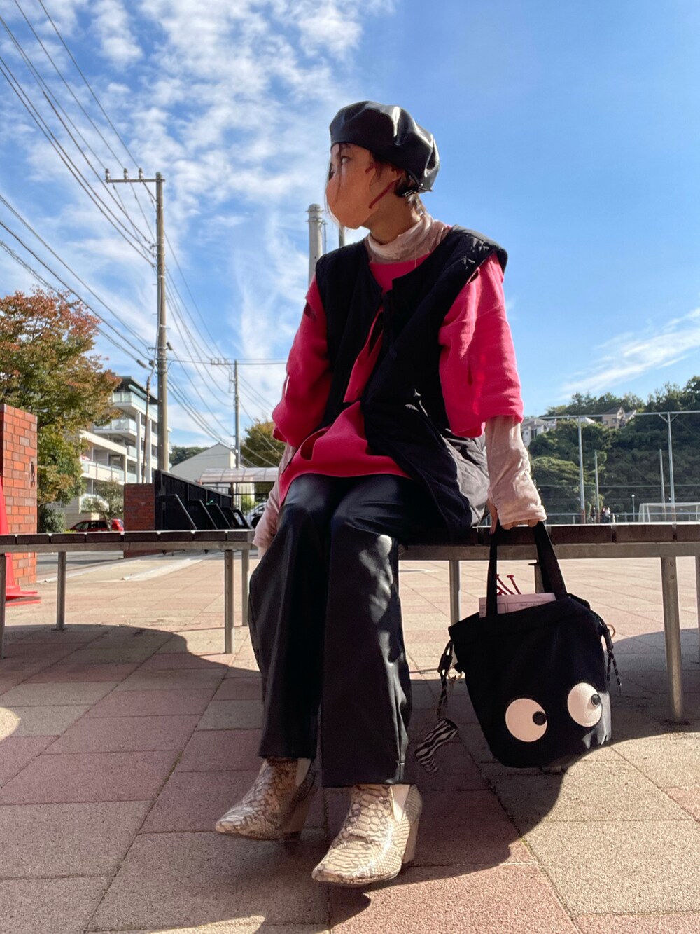 「WEARハロウィン2022、キルティング、ベスト、レザー、ベレー帽、ピンク、レイヤードスタイル、ベロア、秋冬コーデ、休日スタイル、パンツスタイル、プチプラコーデ、shein、VACANCY、SLY」｜「SHEINのアイテム（バッグ、ブラック系）」を使った、tink0804さん（レディース・157cm）の秋コーディネートの2枚目の写真
