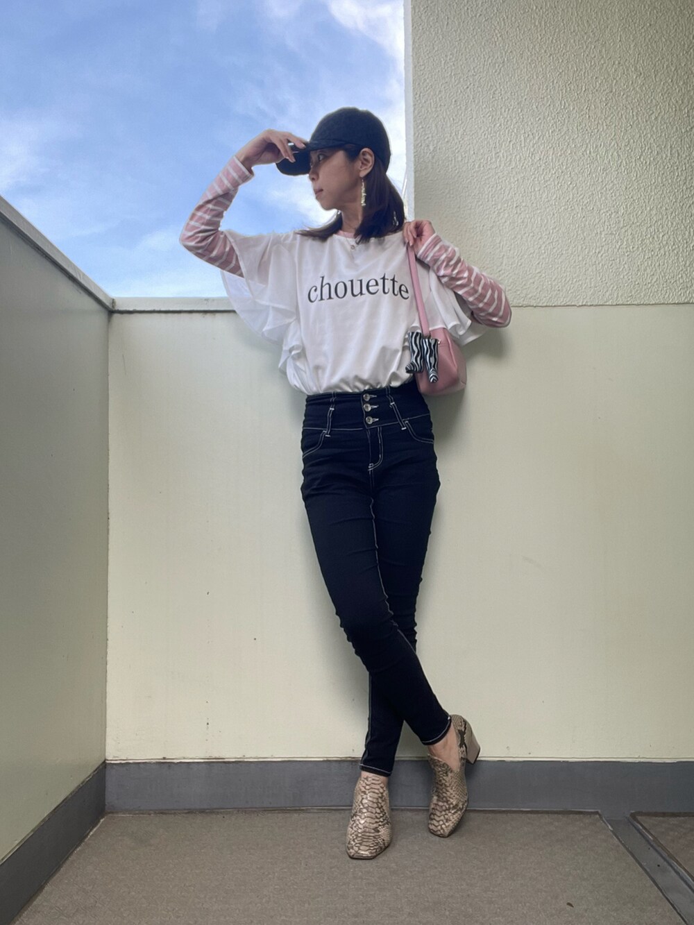 その他のローファー、ブラック系のデニムパンツ、ピンク系のショルダーバッグを着用したレディースの春コーディネートの2枚目の写真