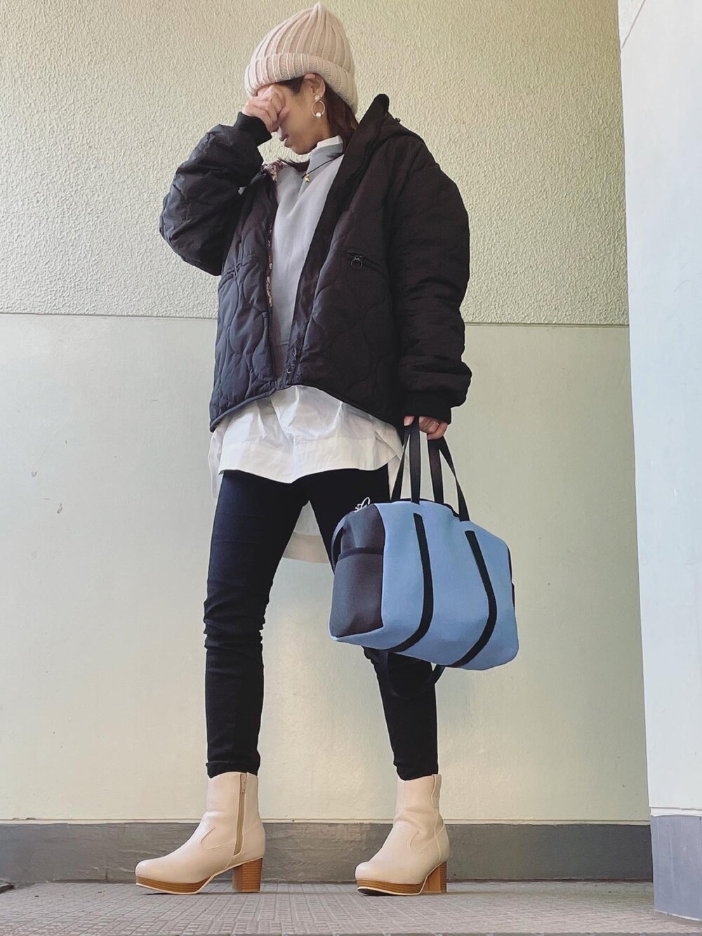 ホワイト系のブーツ、ブラック系のパンツ、ホワイト系のシャツ/ブラウスを着用したレディースの冬コーディネートの2枚目の写真