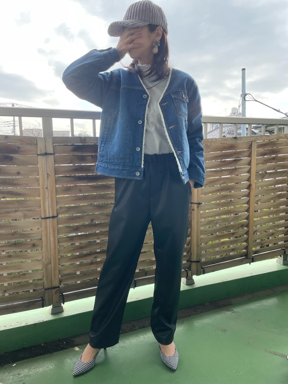 ブラック系のその他パンツ、ブラック系のパンプス、グレー系のトップスを着用したレディースの冬コーディネートの3枚目の写真