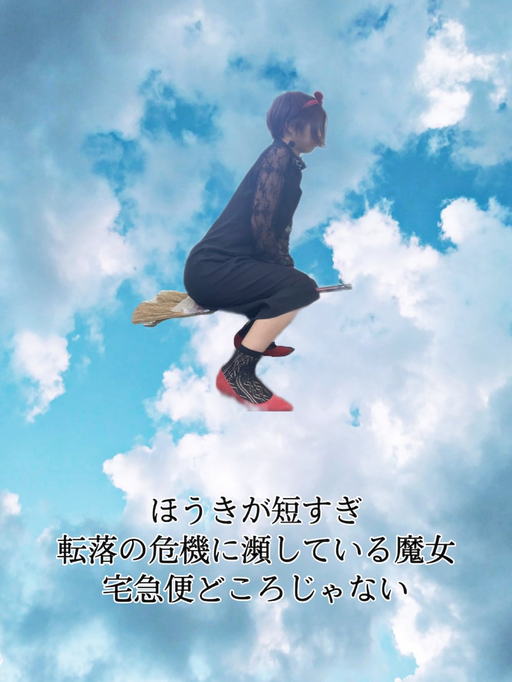 ブラック系のワンピース、ブラック系のシャツ/ブラウス、レッド系のパンプスを着用したレディースの秋コーディネートの3枚目の写真