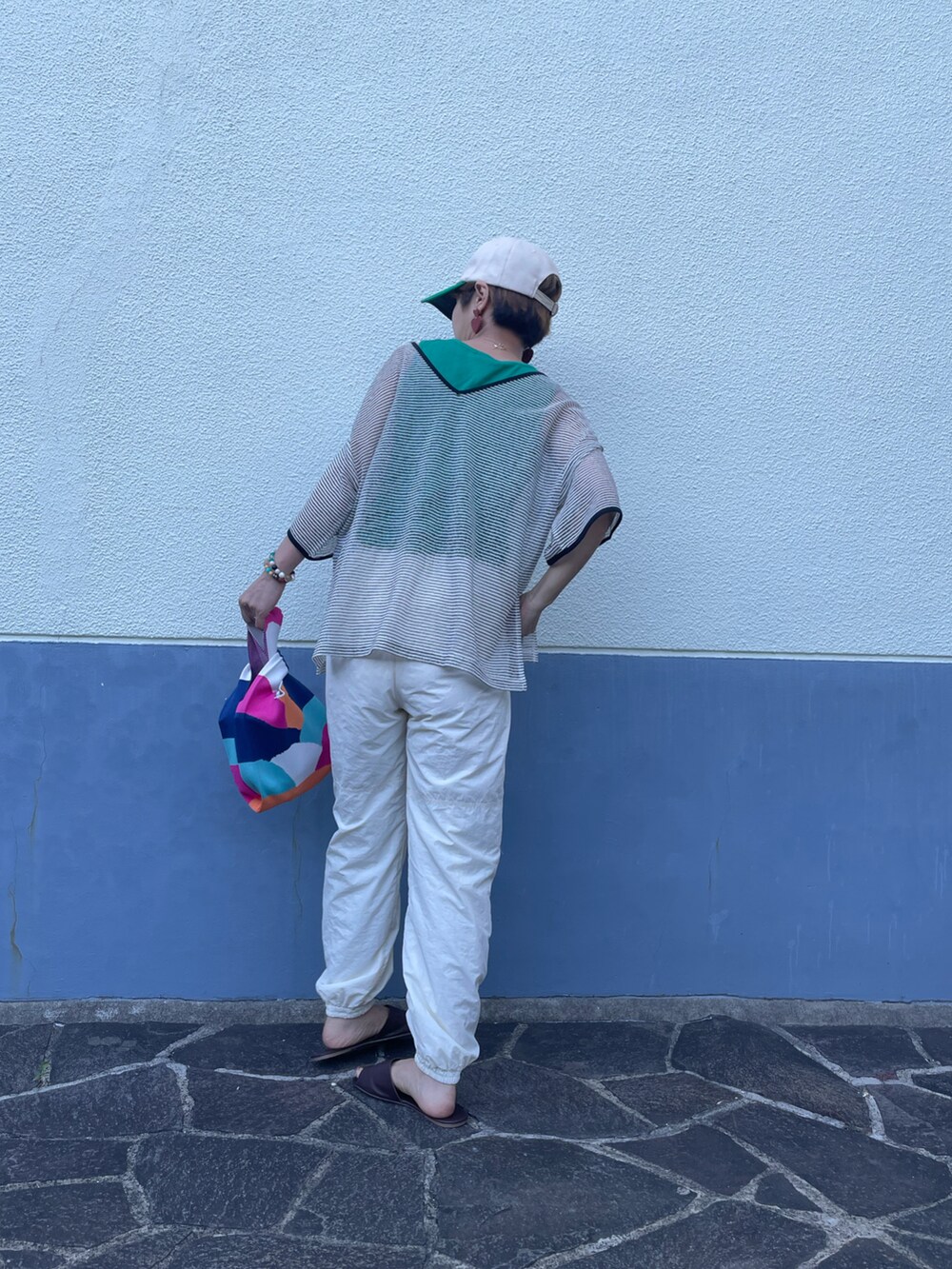 「ナイロンパンツ、カーゴパンツ、シアートップス、ボーダー、ボータートップス、楽チンコーデ、カジュアルコーデ、夏ファッション、カラーコーデ、タンクトップ、帽子、大人カジュアル、アラフォー、カジュアル、ホワイトパンツ」｜「SHEINのアイテム（バッグ、その他）」を使った、tink0804さん（レディース・157cm）の夏コーディネートの3枚目の写真
