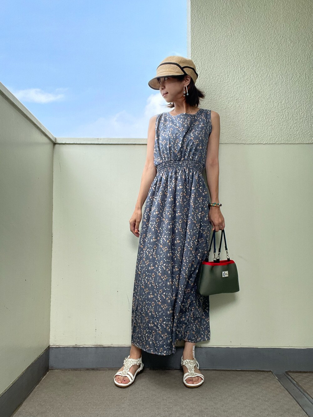 ブルー系のワンピース、ホワイト系のシャツ/ブラウス、ホワイト系のサンダルを着用したレディースの夏コーディネートの2枚目の写真