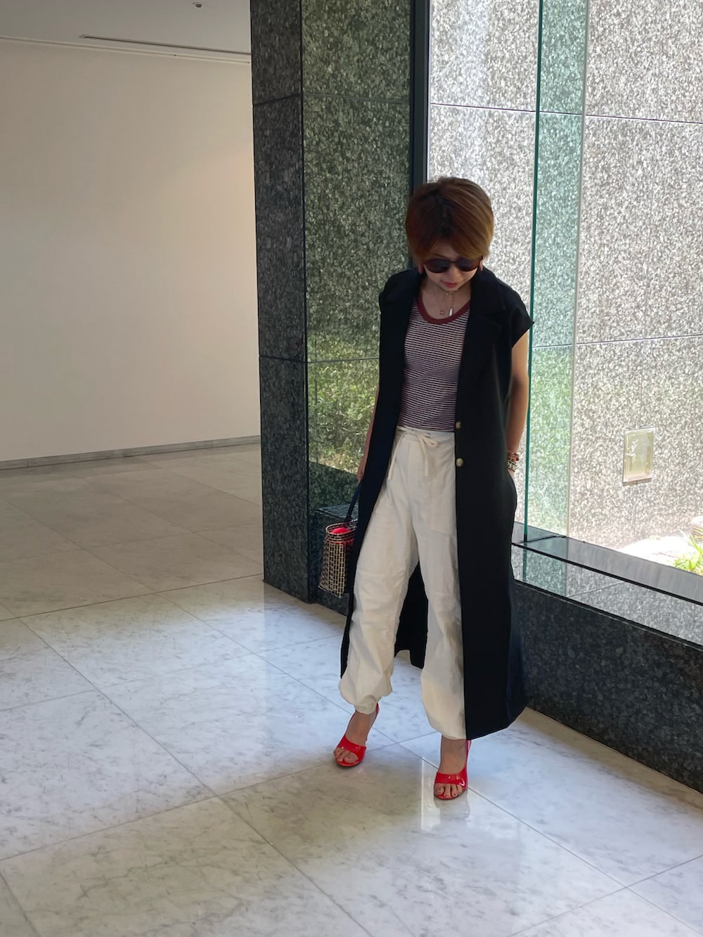 「夏服、オトナカジュアル、おでかけコーデ、ノースリーブ、ジレ、タンクトップ、夏、プチプラ、プチプラコーデ、ZARA、骨格ウェーブ、カーゴパンツ、ボーダー、ロングジレ、白パンツ」｜「Re:EDITの[低身長/大きいサイズ有]マットタフタワークカーゴパンツ（その他パンツ、ホワイト系）」を使った、tink0804さん（レディース・157cm）の夏コーディネートの2枚目の写真