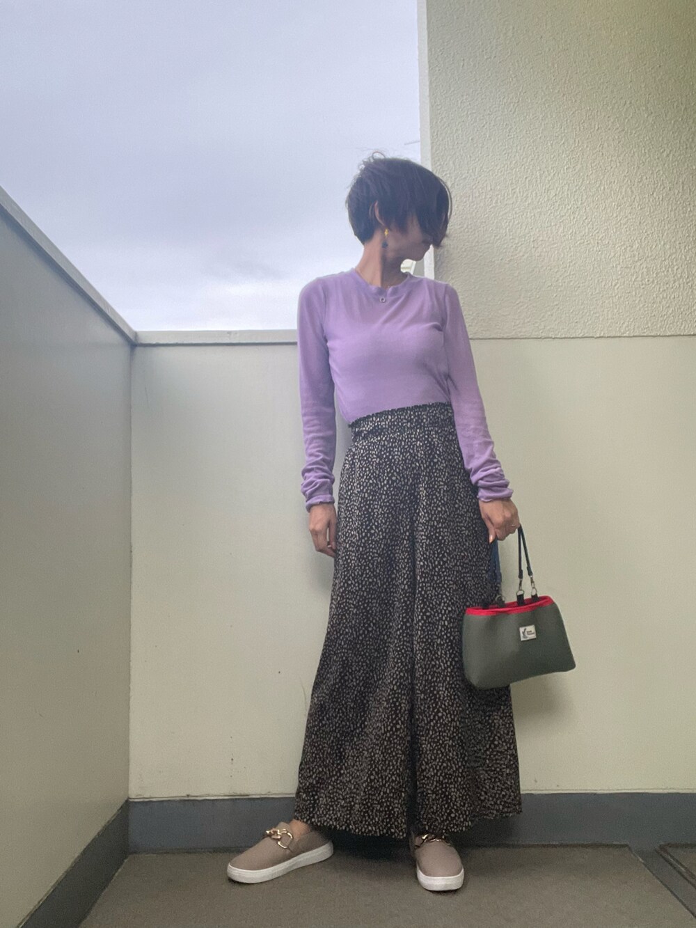 ブラック系のその他パンツ、その他のスニーカー、パープル系のTシャツ/カットソーを着用したレディースの秋コーディネートの2枚目の写真