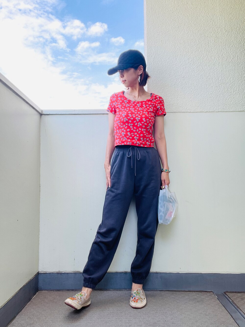 「クリアバッグ、ビニールバック、シアーシャツ、赤、花柄、Tシャツ、メッシュ、ローファー、キャップ、プチプラ、プチプラコーデ、スウェットパンツ、楽チンコーデ、GU、UNIQLO」｜「SHIENのアイテム（ローファー、ゴールド系）」を使った、tink0804さん（レディース・157cm）の夏コーディネートの2枚目の写真