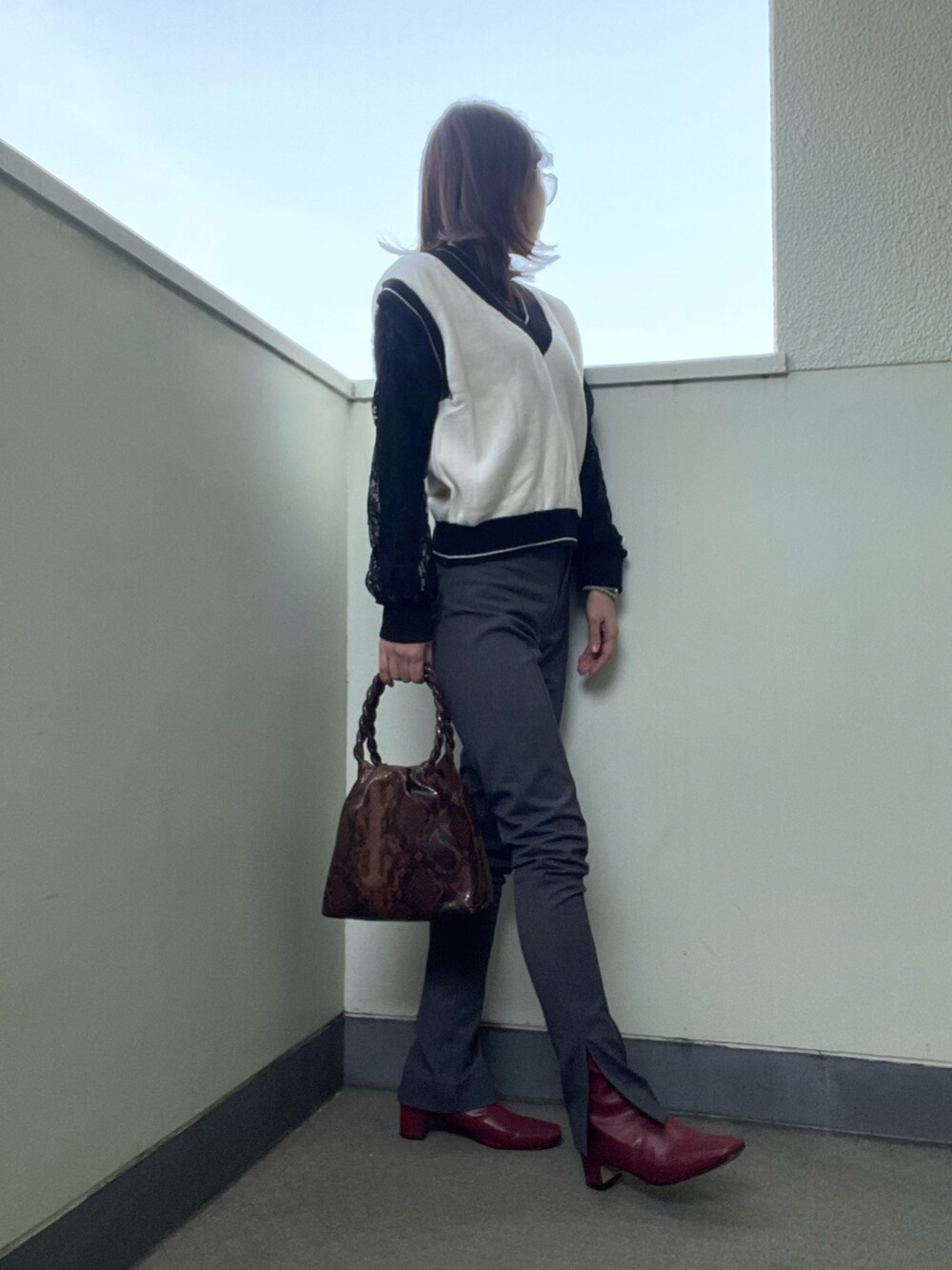 グレー系のその他パンツ、ベージュ系のジャケット/アウター、ブラウン系のトートバッグを着用したレディースの春コーディネートの3枚目の写真