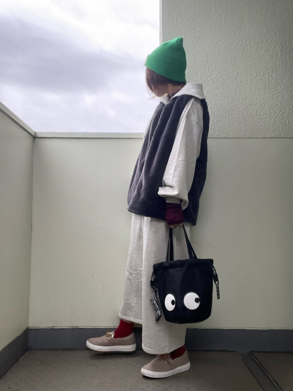 「WEARハロウィン2022、秋のコーデ、ワンピース、スウェットワンピース、ファーベスト、しまむら、DAISO、スリッポン、ニット帽、SPINNS、プチプラ、shein、ラクチンコーデ、ベスト、カジュアルコーデ」｜「MLI'AのZIPセーラースウェットワンピース（ワンピース、ベージュ系）」を使った、tink0804さん（レディース・157cm）の秋コーディネートの3枚目の写真