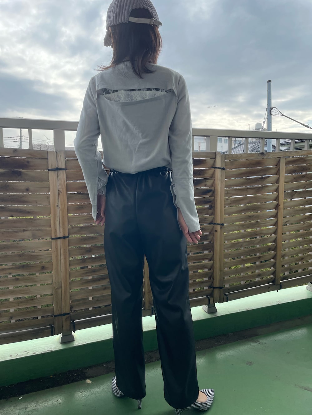 ブラック系のその他パンツ、ブラック系のパンプス、グレー系のトップスを着用したレディースの冬コーディネートの2枚目の写真