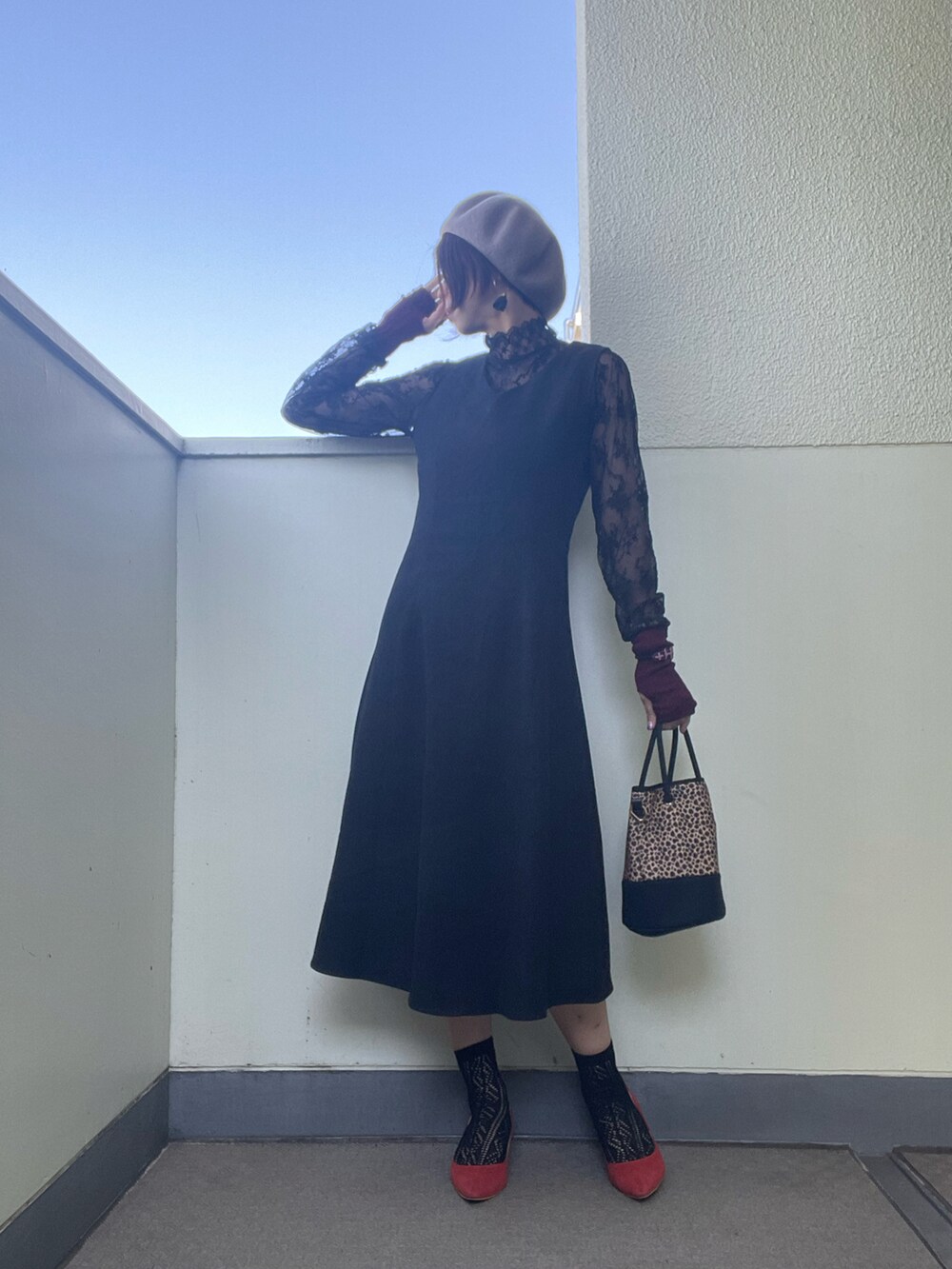 ホワイト系のカーディガン/ボレロ、レッド系のパンプス、ブラック系のバッグを着用したレディースの秋コーディネートの2枚目の写真