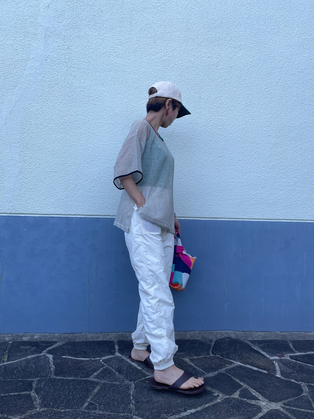 「ナイロンパンツ、カーゴパンツ、シアートップス、ボーダー、ボータートップス、楽チンコーデ、カジュアルコーデ、夏ファッション、カラーコーデ、タンクトップ、帽子、大人カジュアル、アラフォー、カジュアル、ホワイトパンツ」｜「SHEINのアイテム（バッグ、その他）」を使った、tink0804さん（レディース・157cm）の夏コーディネートの2枚目の写真