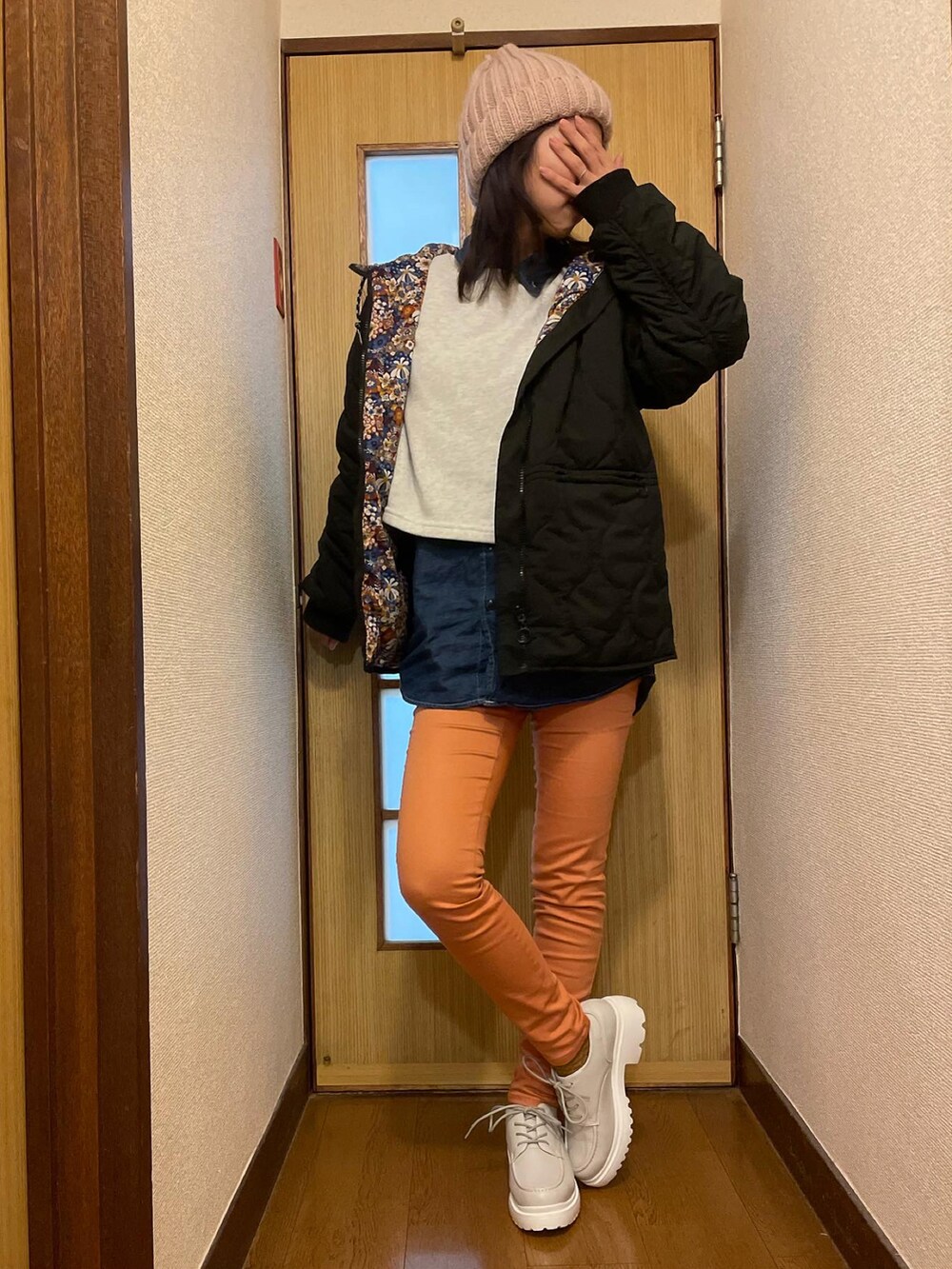 ホワイト系のスニーカー、オレンジ系のパンツ、ブルー系のシャツ/ブラウスを着用したレディースの冬コーディネートの2枚目の写真