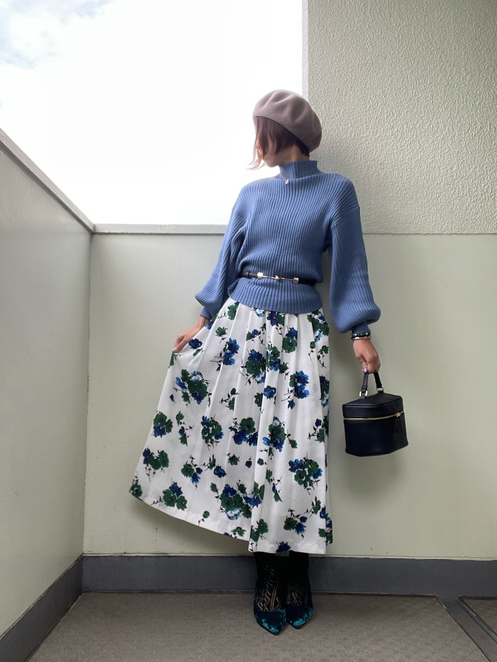 「秋冬コーデ、大人コーデ、ベレー帽、花柄、グリーン、ブルー、ファーベスト、バニティバッグ、パンツコーデ、花柄パンツ、ベロア、ブチプラ、shein、レイヤードスタイル、ボリューム袖」｜「CLANEのCLASSIC FLOWER GAUCHO PANTS（スカート、ホワイト系）」を使った、tink0804さん（レディース・157cm）の秋コーディネートの2枚目の写真