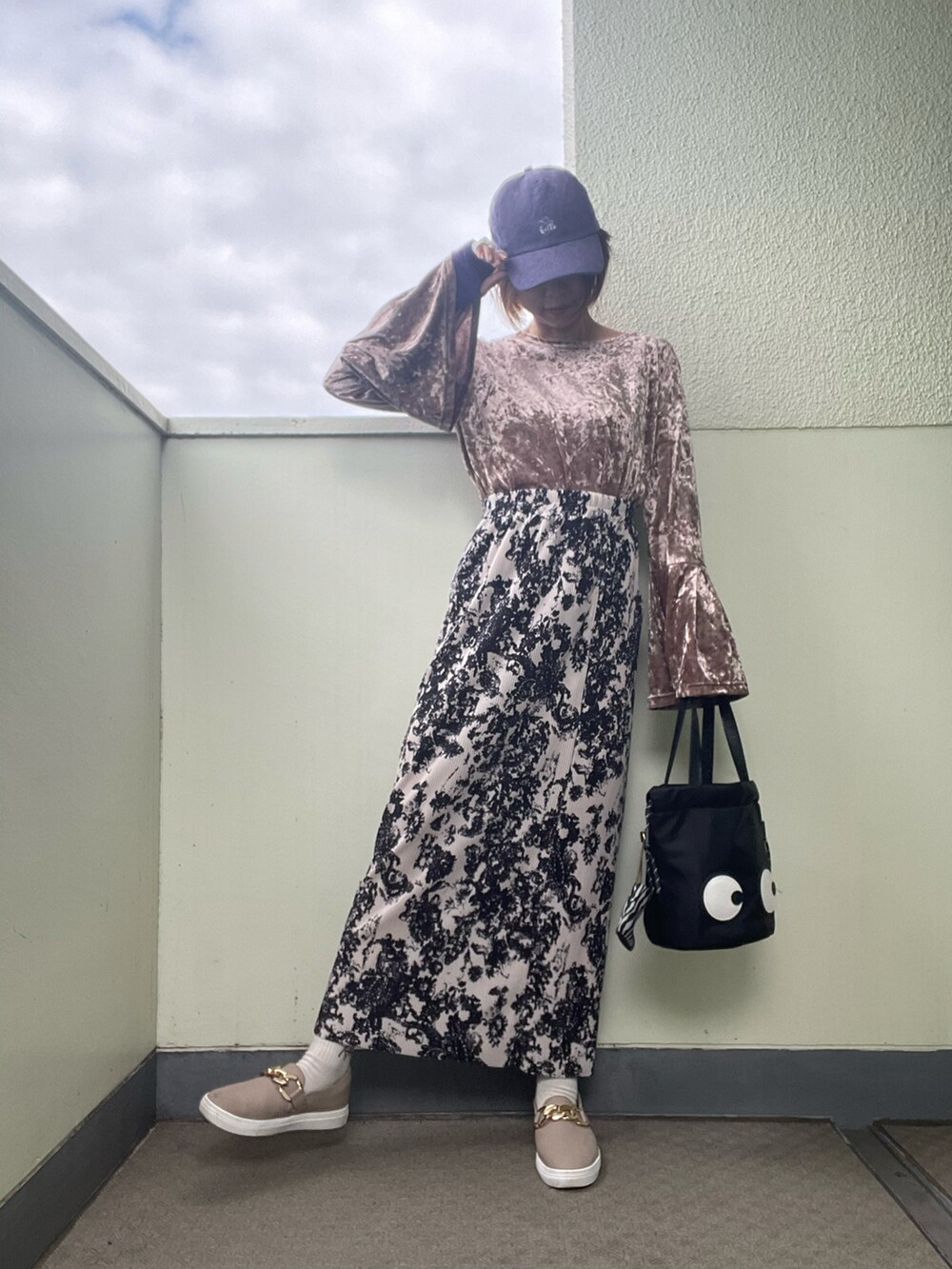 「coca、shein、DAISO、パープル、ベロア、ファーベスト、スリッポン、しまむら、花柄、ベージュコーデ、CAP、プチプラ、プチプラコーデ、プリーツスカート、秋服コーデ」｜「SHEINのアイテム（バッグ、ブラック系）」を使った、tink0804さん（レディース・157cm）の秋コーディネートの2枚目の写真