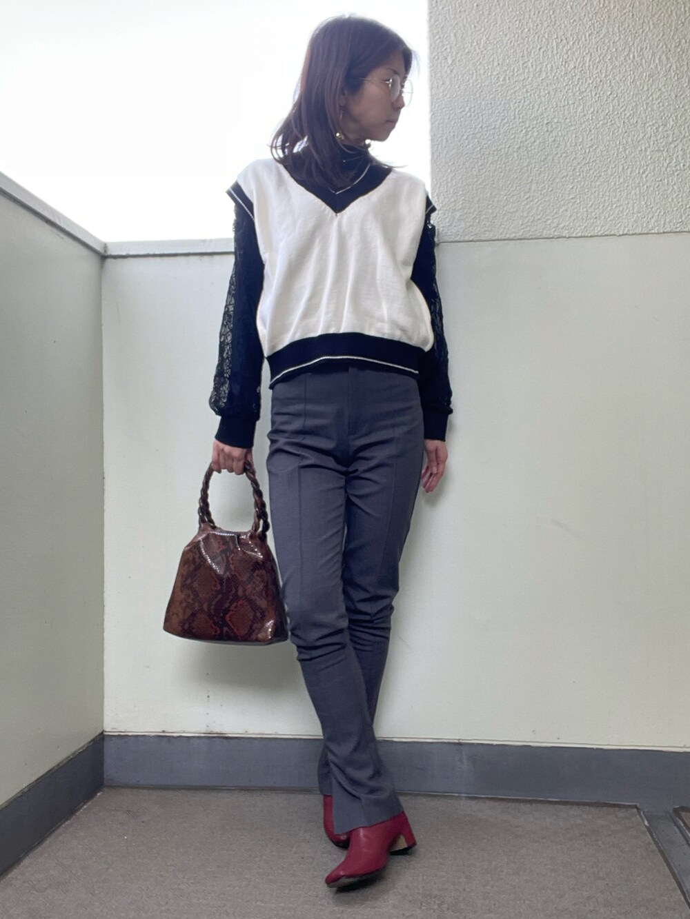 グレー系のその他パンツ、ベージュ系のジャケット/アウター、ブラウン系のトートバッグを着用したレディースの春コーディネートの2枚目の写真